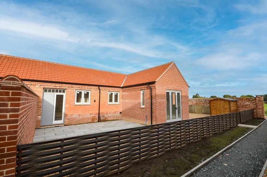 Melton Constable 2 bed barn conversion £1,195 pcm (£276 pw)