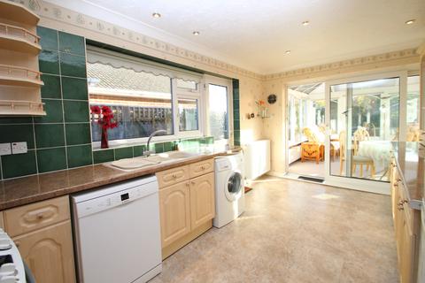 2 bedroom detached bungalow for sale - Wychwood Close, Seaview
