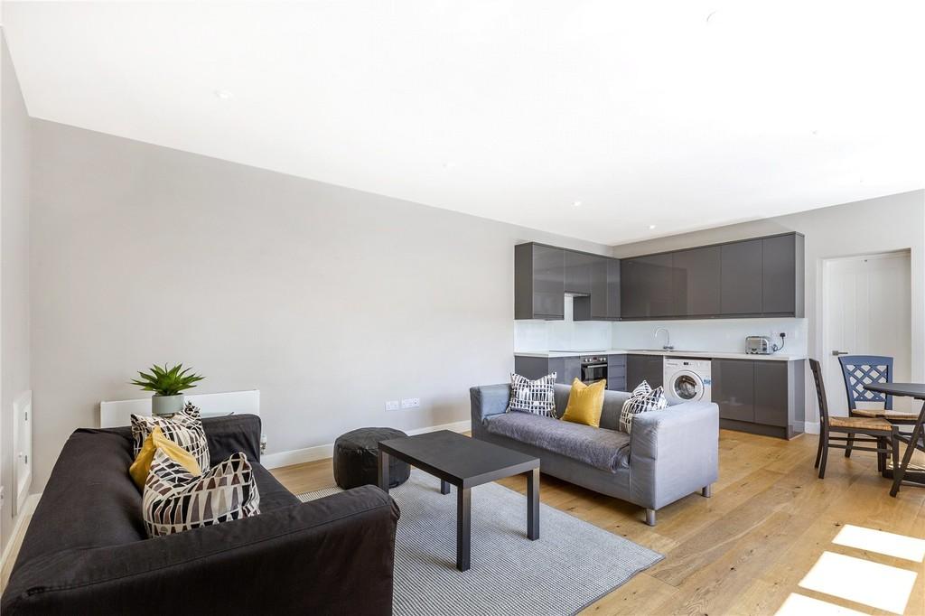 Wandsworth Road, Clapham 3 bed apartment £2,800 pcm (£646 pw)