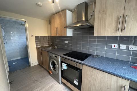 1 bedroom property with land to rent, Ruskin Road, Southall