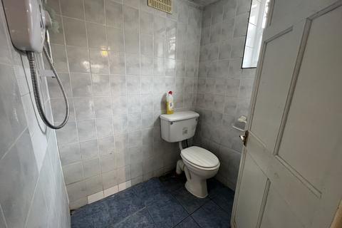 1 bedroom property with land to rent, Ruskin Road, Southall