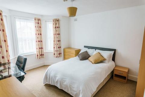 5 bedroom detached house to rent, Orcheston Road, Charminster