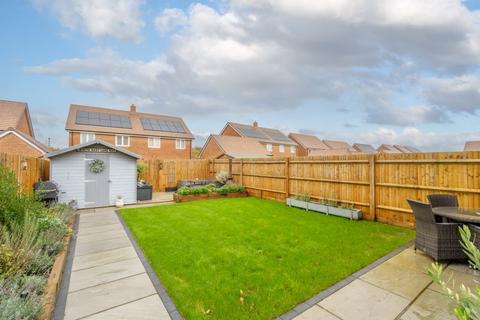 3 bedroom semi-detached house for sale - Peckham Chase, Chichester