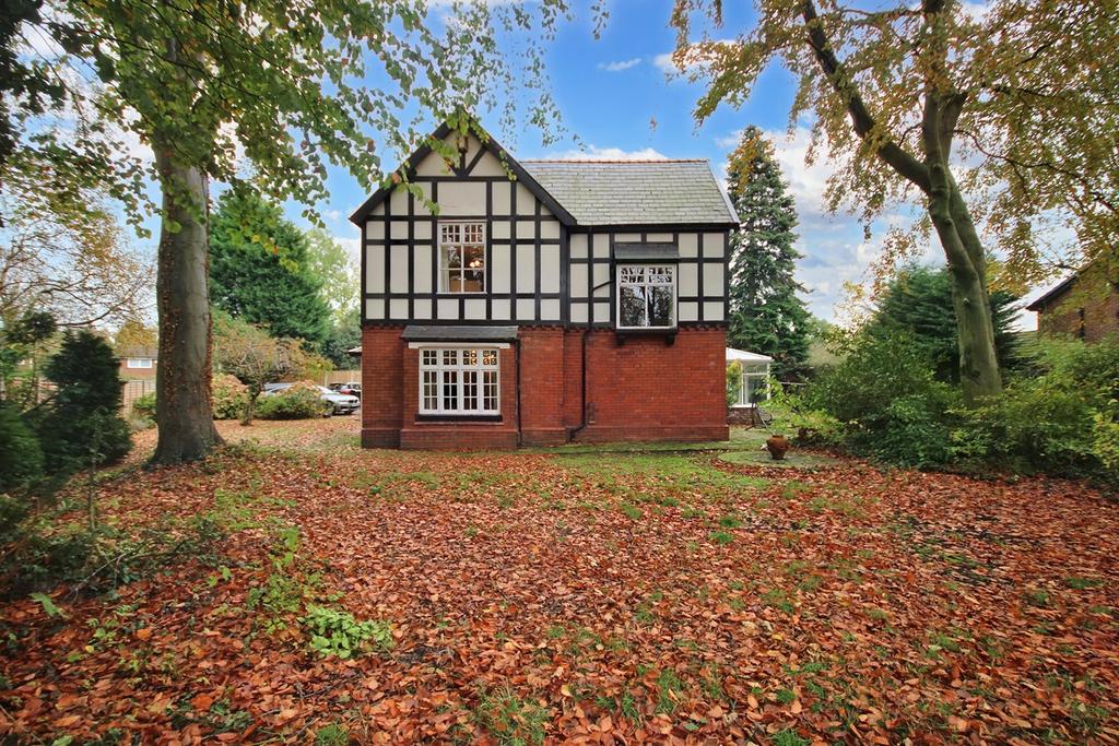 Cinnamon Lane, Fearnhead, Warrington... 5 bed detached house £700,000
