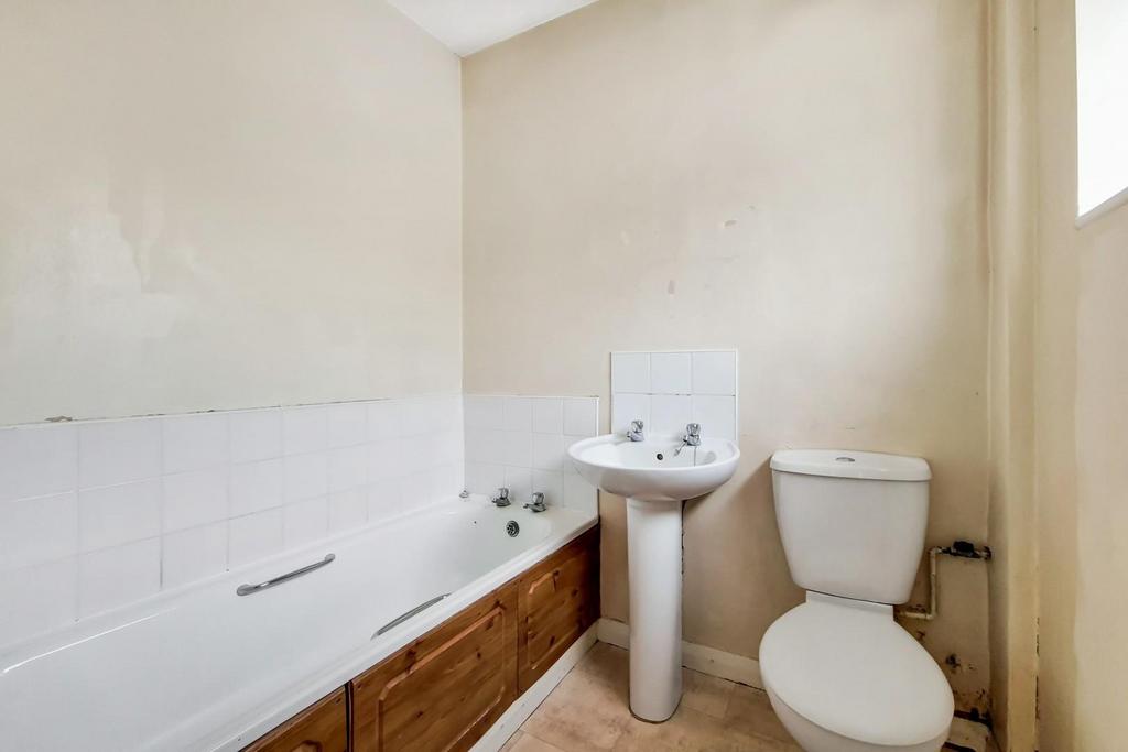 10 Bathroom-0.jpg