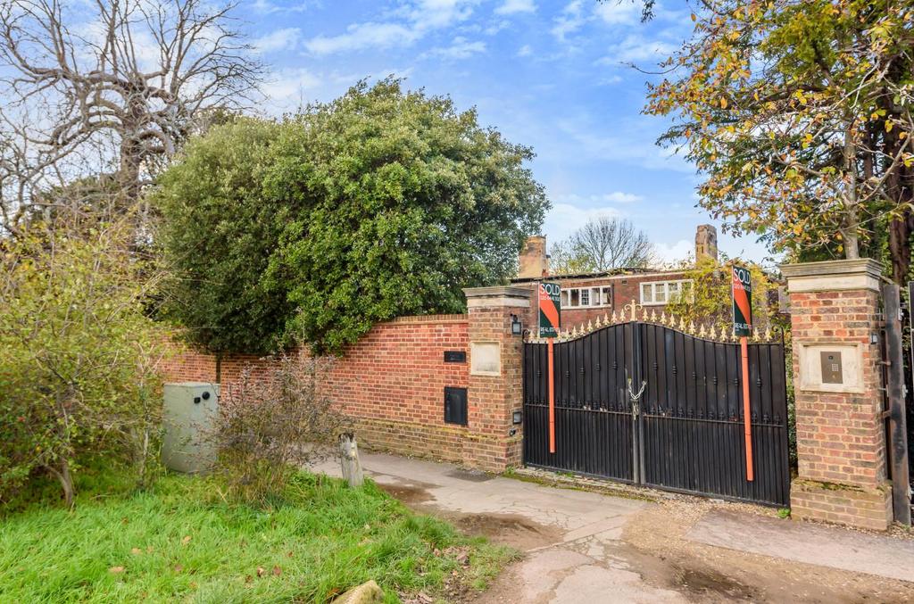 24 Totteridge Village, Totteridge 5 bed detached house £4,250,000