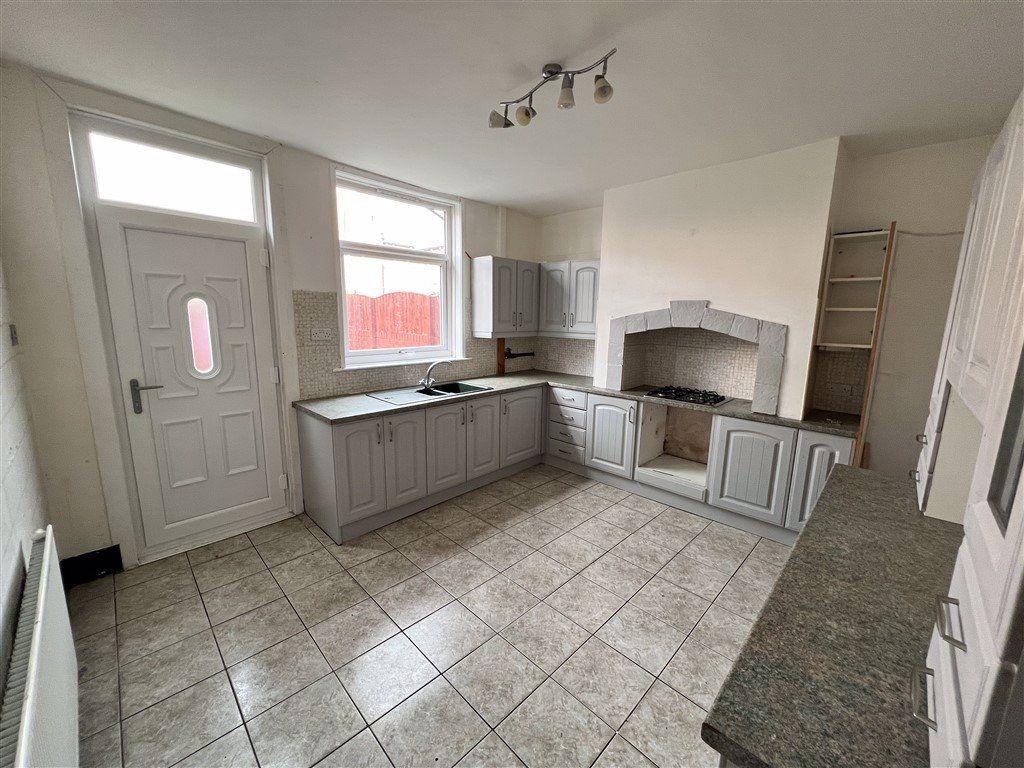 Hugh Street, Castleford, WF10 2 bed terraced house £650 pcm (£150 pw)