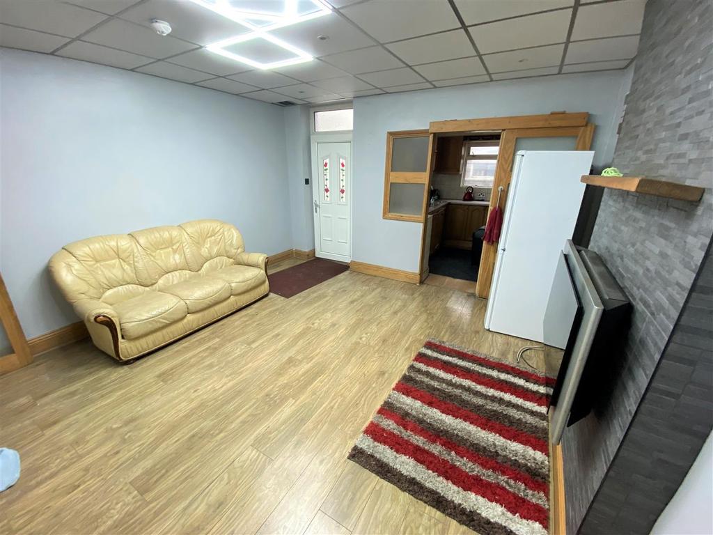 Thornton Road, Bradford 1 bed in a house share £425 pcm (£98 pw)