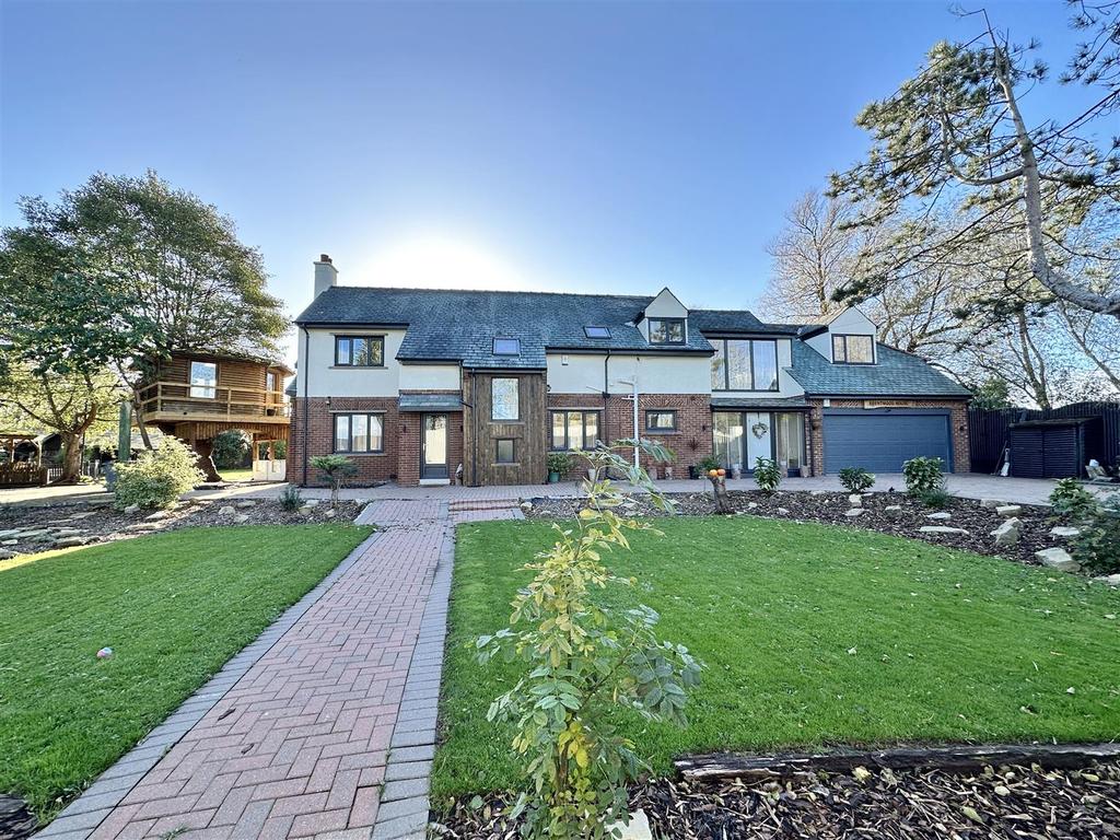 Brentwood House, Midgeland Road... 4 bed detached house £925,000