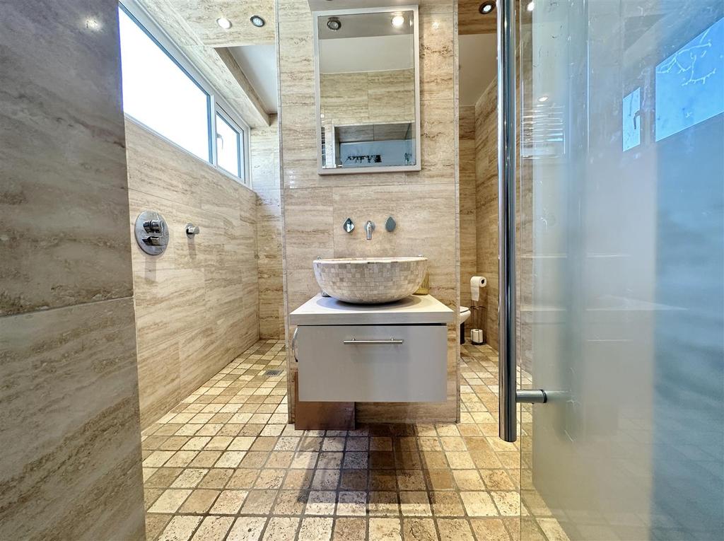 En suite shower room/wc