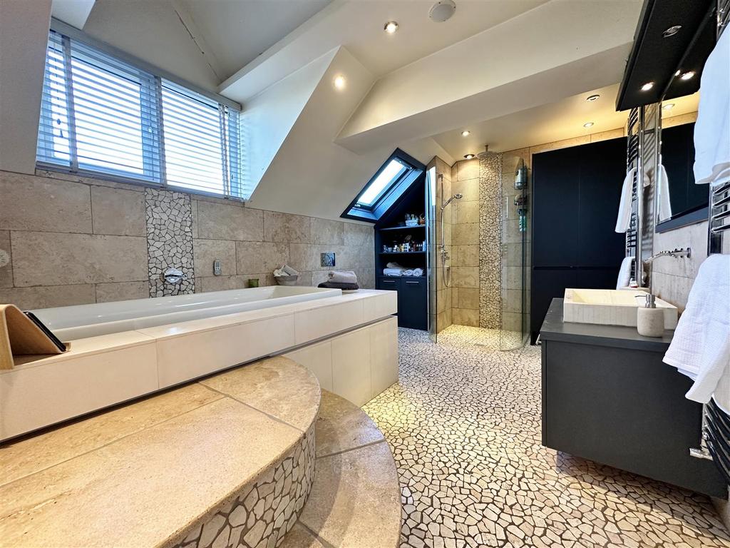 En suite bathroom/wc