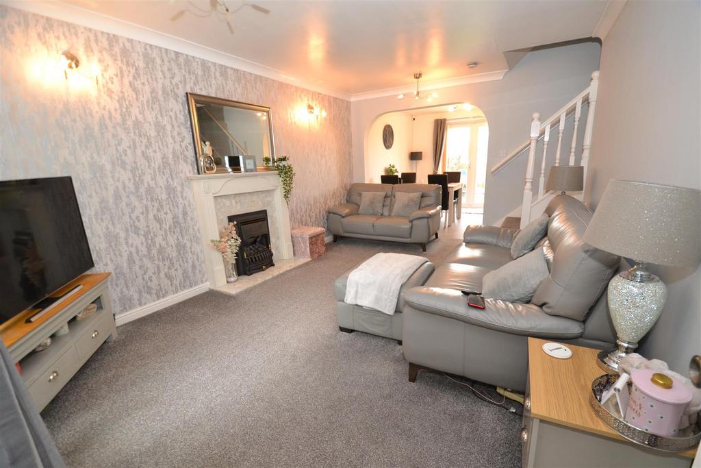 Brambling Drive, Clayton Heights, Bradford 3 bed detached house for