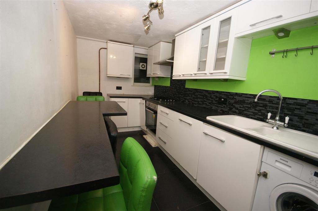 Mill Hill Lane, Brighouse 3 bed end of terrace house £110,000