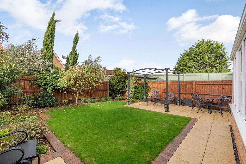 Albion Drive, Larkfield, ME20 6FG 4 bed detached house for sale £525,000