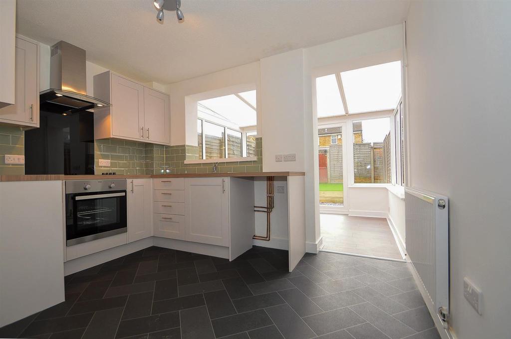Redbank, Leybourne 2 bed end of terrace house £1,150 pcm (£265 pw)