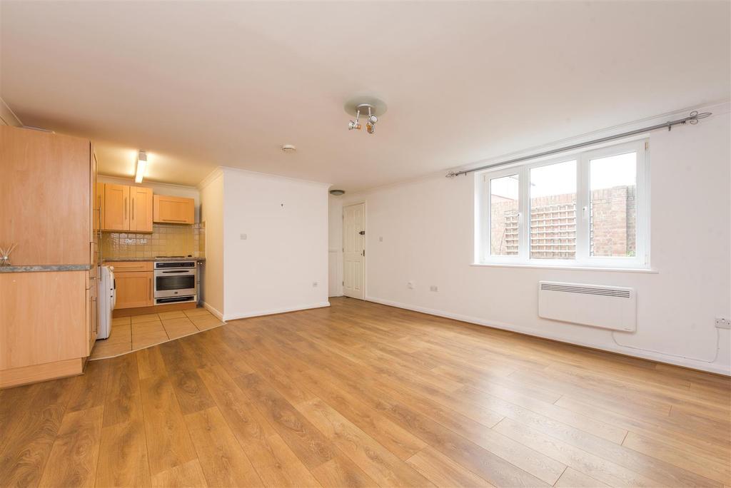 Jubilee Avenue, Whitton 1 bed apartment - £1,150 pcm (£265 pw)