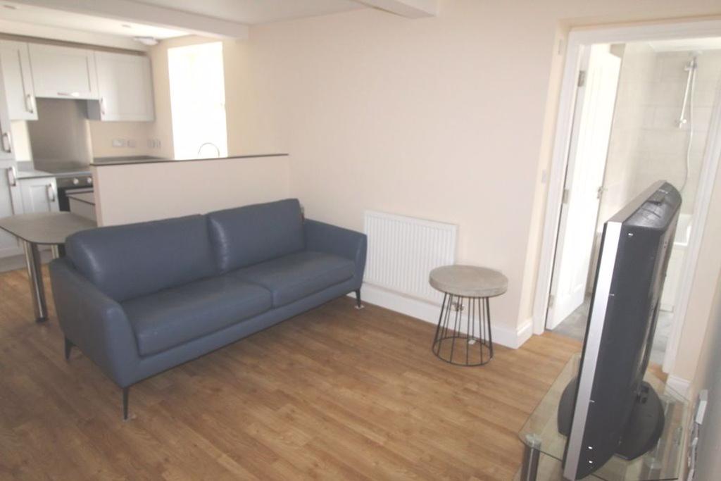 10 Paradise Mill, Macclesfield, SK11 6TL 2 bed apartment £825 pcm (£190 pw)