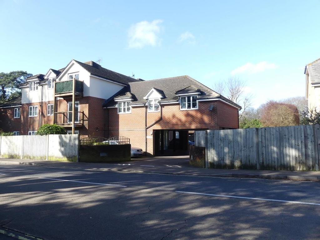 Warsash Road, Locks Heath 2 bed apartment £1,000 pcm (£231 pw)