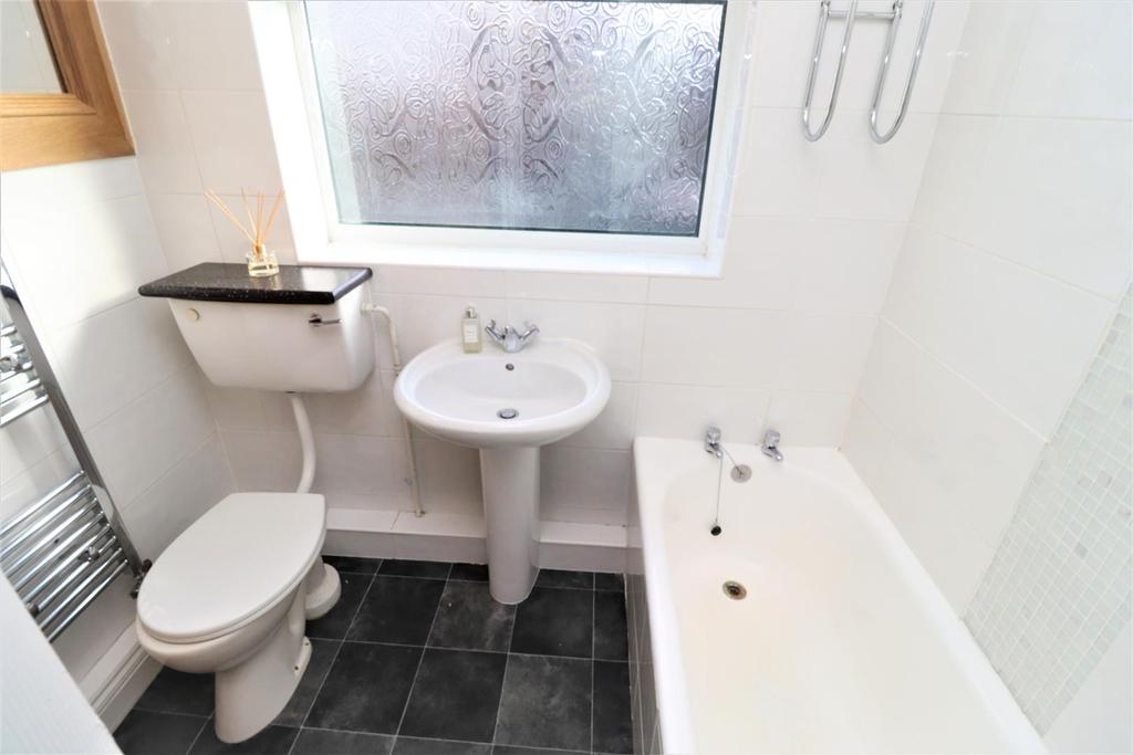 Manor Court Road, Nuneaton 2 bed terraced house £650 pcm (£150 pw)