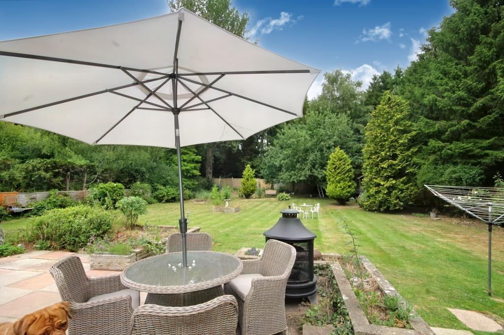 THE GLADE, FETCHAM, KT22 2 bed detached bungalow for sale £1,150,000