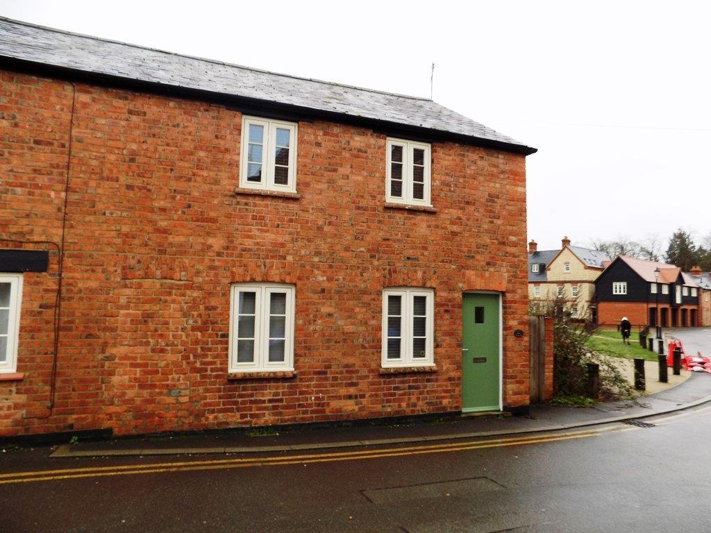 Moat Lane, Towcester 3 bed semidetached house £1,300 pcm (£300 pw)