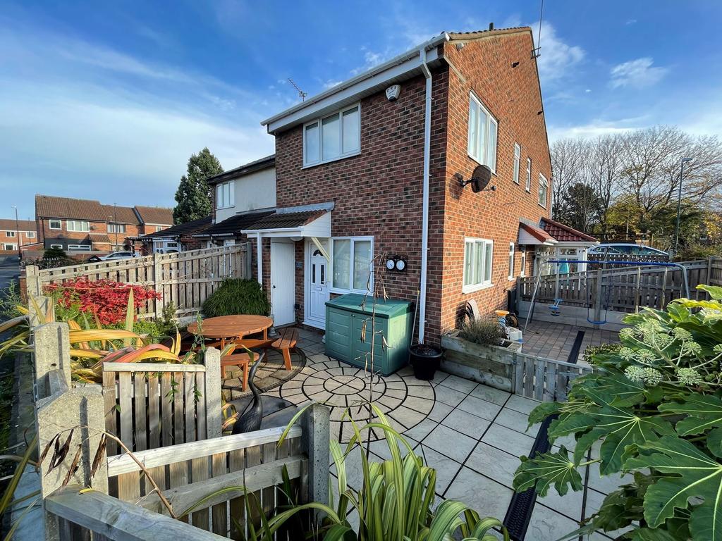 Drake Close, Captains Row, South... 1 bed semidetached house £500