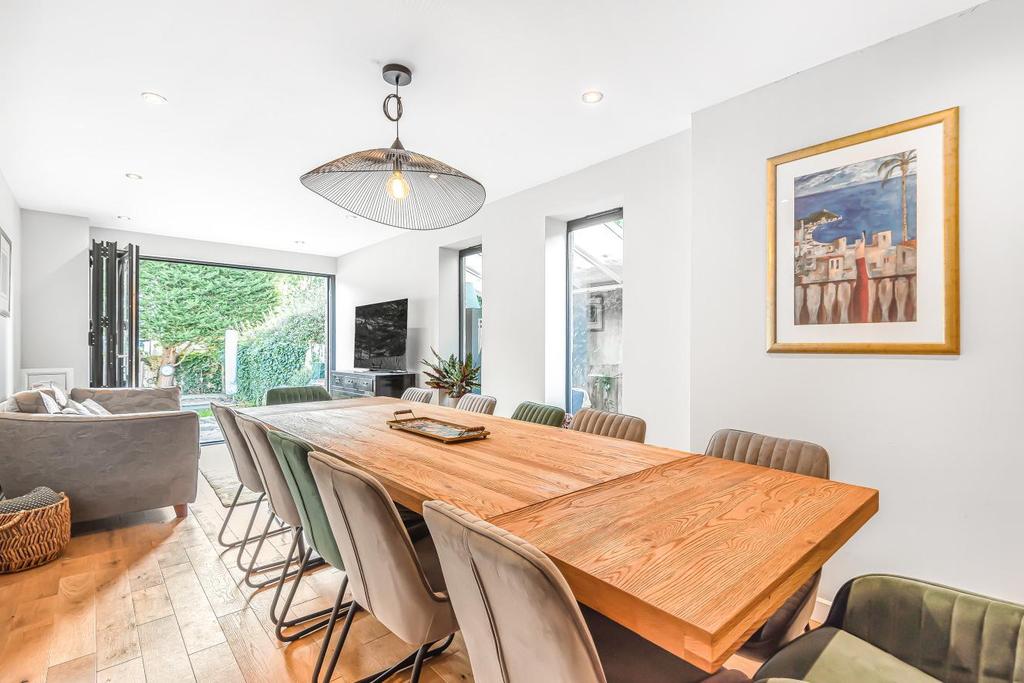 Mead Way, Bromley 3 bed end of terrace house £600,000