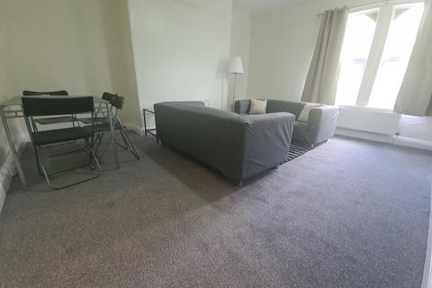 3 bedroom flat to rent, Moorland Road, Leeds