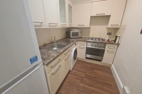 3 bedroom flat to rent, Moorland Road, Leeds