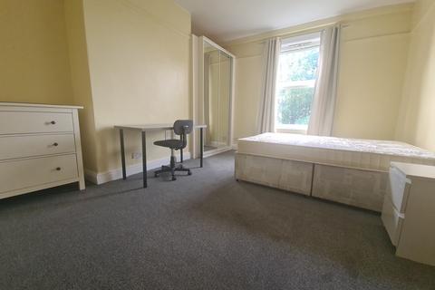 3 bedroom flat to rent, Moorland Road, Leeds