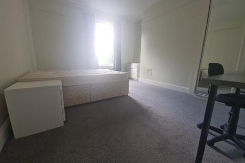 3 bedroom flat to rent, Moorland Road, Leeds