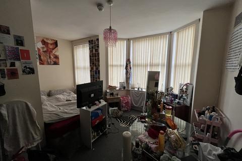 6 bedroom semi-detached house to rent - MANCHESTER, M14