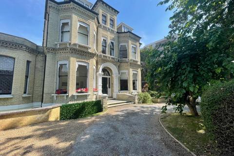 2 bedroom flat to rent, Eaton Gardens, Hove, BN3