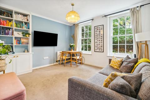 2 bedroom flat for sale - Vicarage Crescent, London, SW11