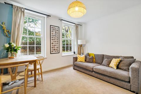 2 bedroom flat for sale - Vicarage Crescent, London, SW11