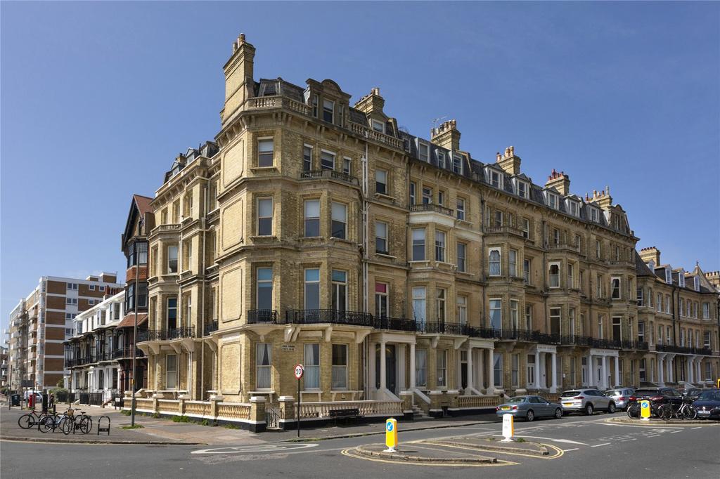 Kings Gardens, Hove, East Sussex, BN3 2 bed apartment £2,250 pcm (£