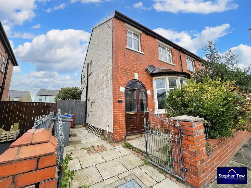 Thirsk Grove, Blackpool, FY1 3 bed semidetached house £725 pcm (£167 pw)