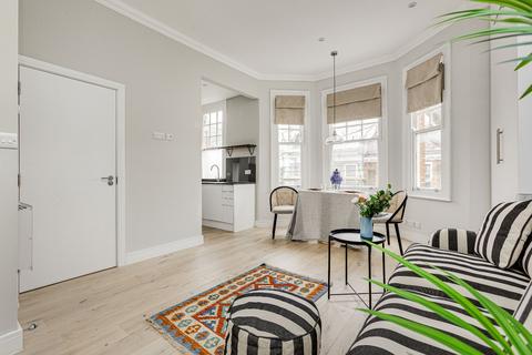 Studio to rent, Vere House, 15-17 Cheyne Row, Chelsea, London