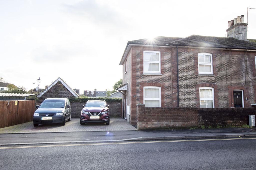 Royal Road, Burgess Hill RH15 2 bed end of terrace house £