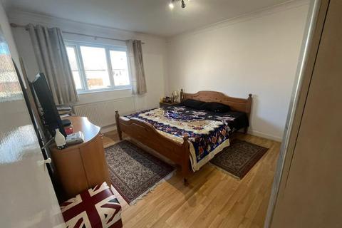 385 Farnham Road, Farnham Royal, Slough, SL2 3AF