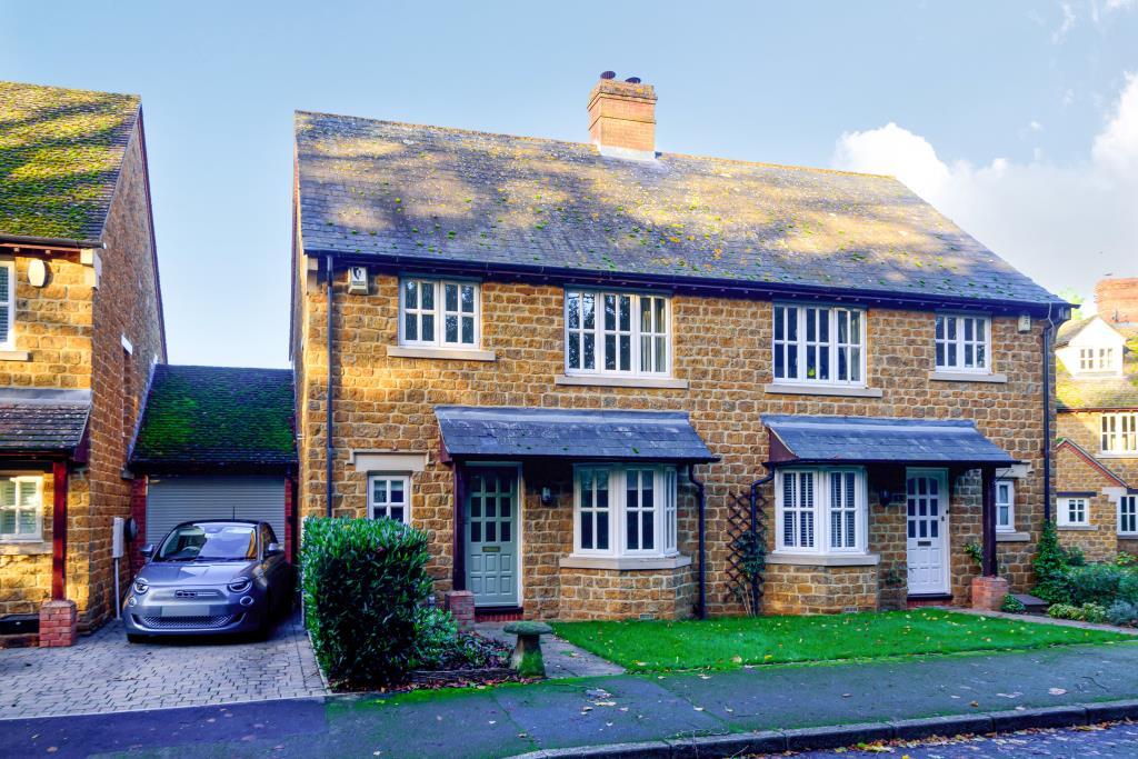 Adderbury, Oxfordshire, OX17 2 bed semidetached house for sale £350,000