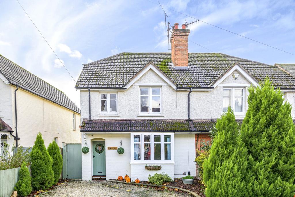Mead Road, Cranleigh, GU6 3 bed semidetached house £650,000