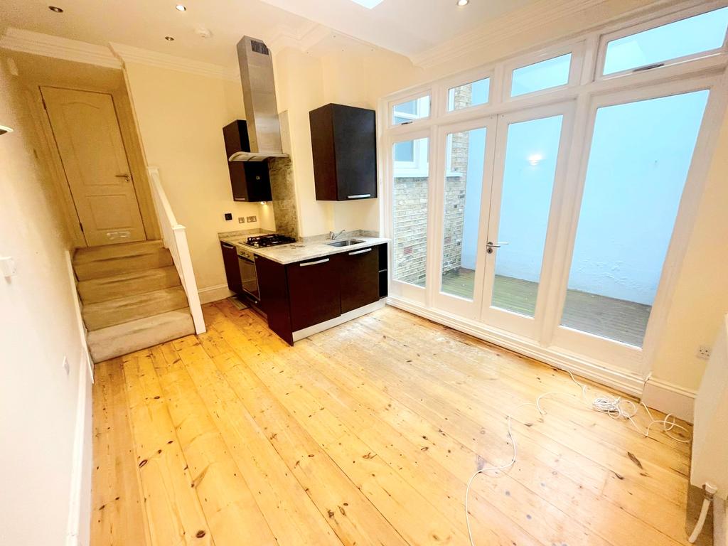 Blackstock Road, Highbury, N5 1 bed apartment £375,000