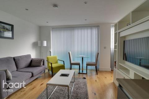 Studio to rent, Station Road, Hayes