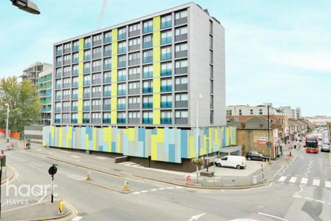 Studio to rent, Station Road, Hayes
