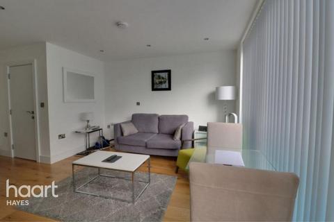 Studio to rent, Station Road, Hayes