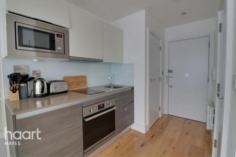 Studio to rent, Station Road, Hayes