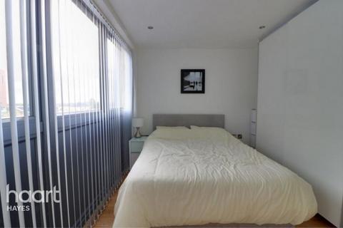 Studio to rent, Station Road, Hayes