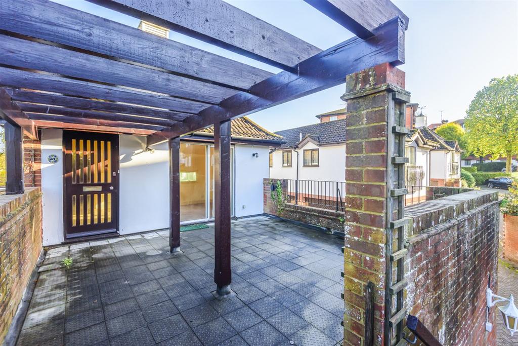 28 Pinfold House, Great Heathmead... 2 bed flat - £250,000