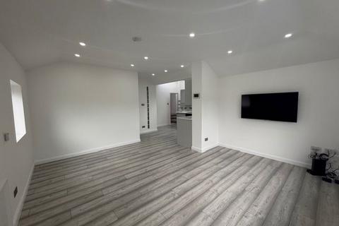 3 bedroom apartment for sale, First Avenue, Enfield, London, Middlesex, EN1 1BN